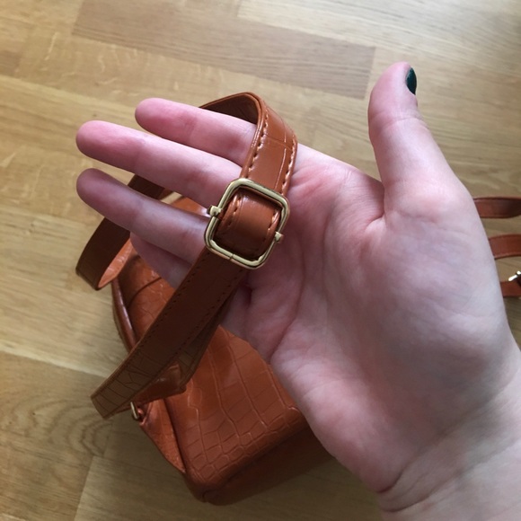 NWOT Lulu’s faux crocodile cognac backpack - Picture 7 of 7